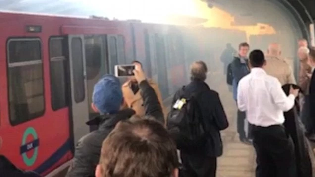 Πανικός σε σταθμό τρένου στο Λονδίνο μετά από εκρήξεις (βίντεο)